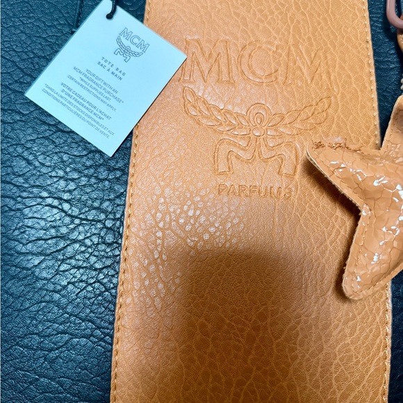 MCM PARFUME TOTE WITH NOVELTY KEYCHAIN - Picture 4 of 6